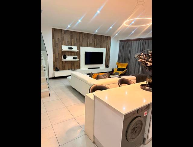 3 BEDROOM TOWNHOUSE FOR SALE IN BRYANSTON